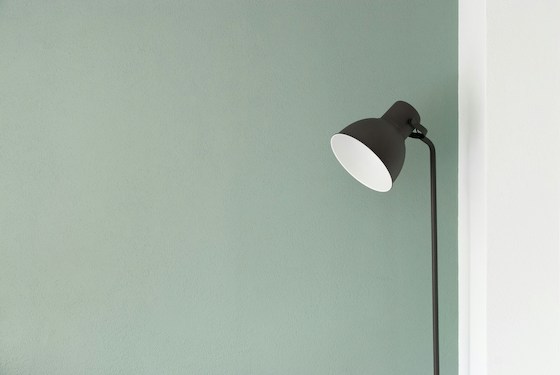 lamp bij groene muur standaard lampenkappen