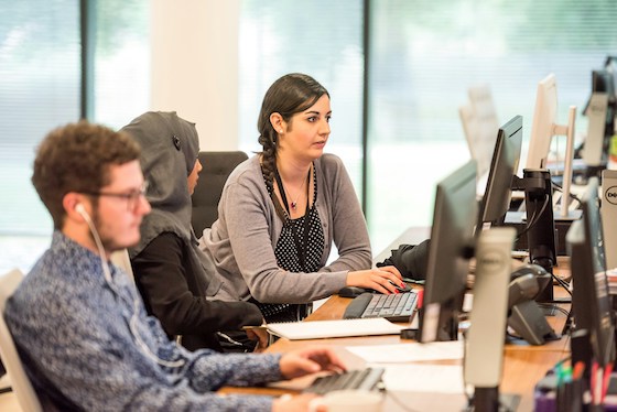 collega’s aan het werk kantoorinrichting